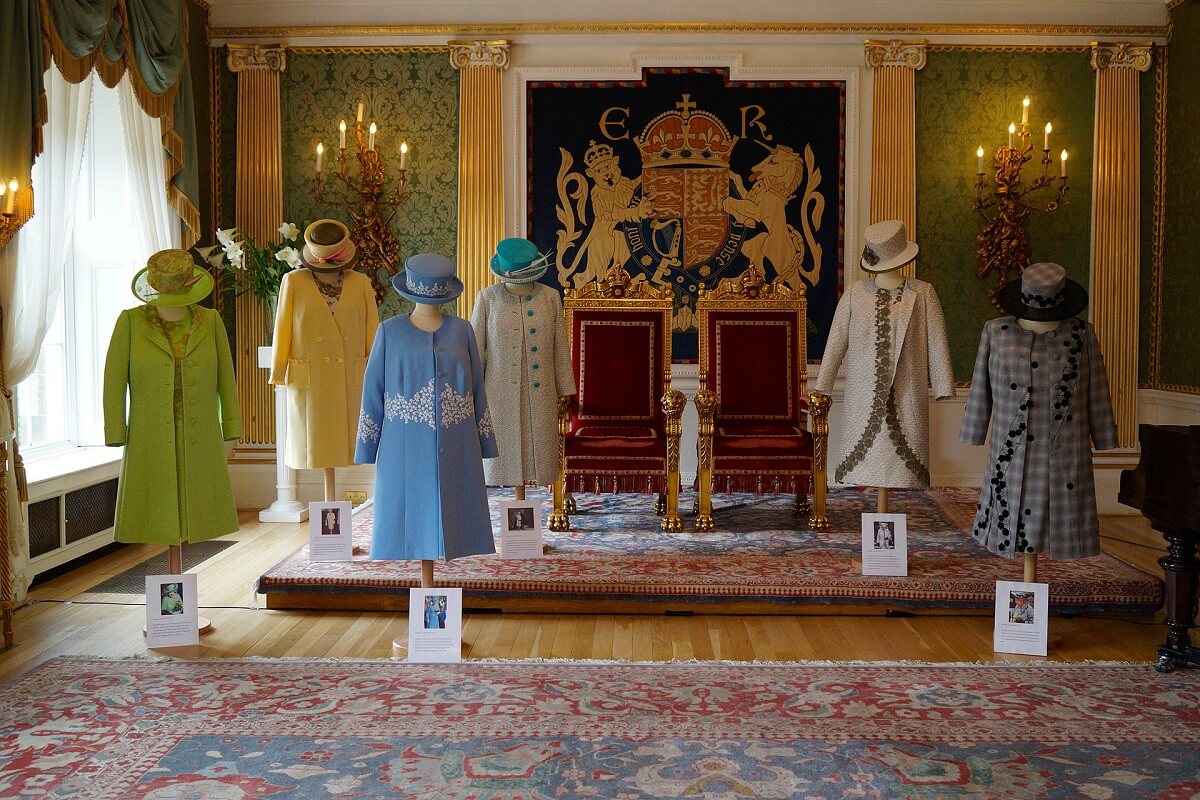 Geen vos, nerts of zeehond meer in nieuwe outfits Britse Queen Elizabeth