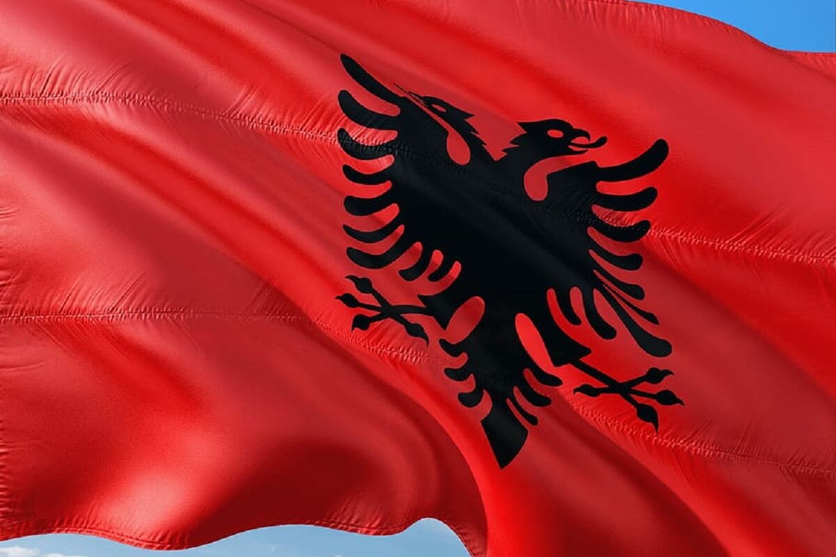 Albanese vlag met dubbelkoppige adelaar 