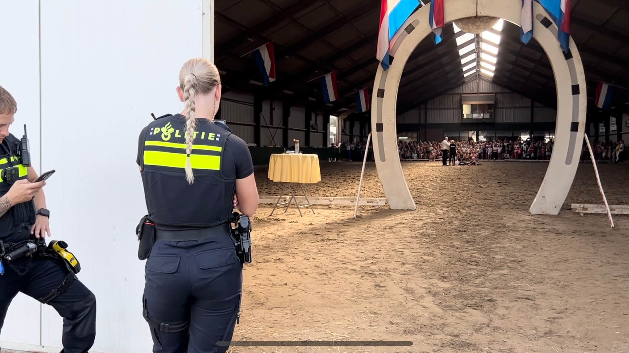 politie kijkt toe bij verloting pony