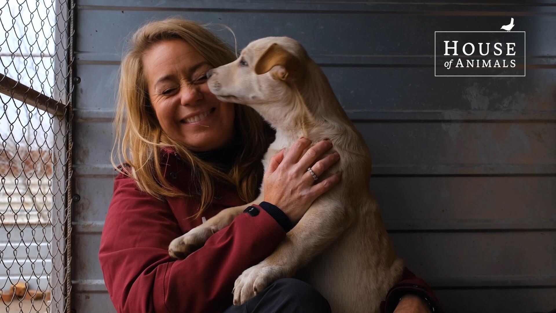 Karen Soeters met een enthousiaste bewoner van The City of Dogs in Mykolajiv Oekraïne
