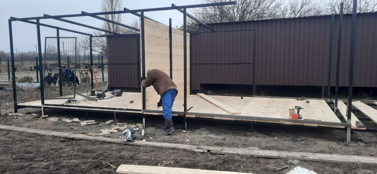 Er wordt hard gewerkt aan de bouw van nieuwe hondenverblijven