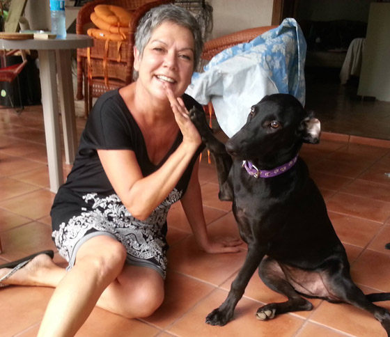 Foto: Charlie's Angels Animal Rescue Costa Rica, Gaia en haar baasje