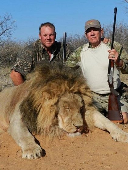 Ronald Lee Ermey poseert met geschoten leeuw