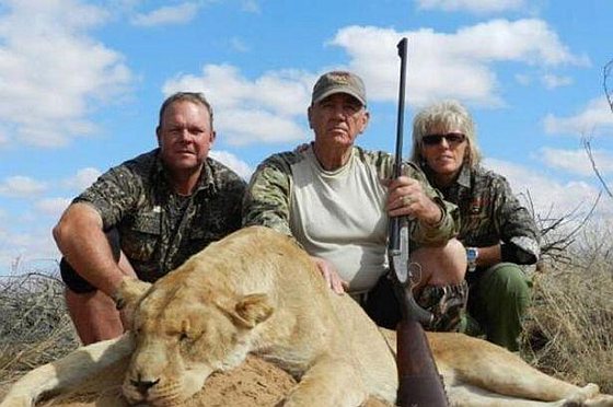Ronald Lee Ermey poseert met geschoten leeuwin canned hunting
